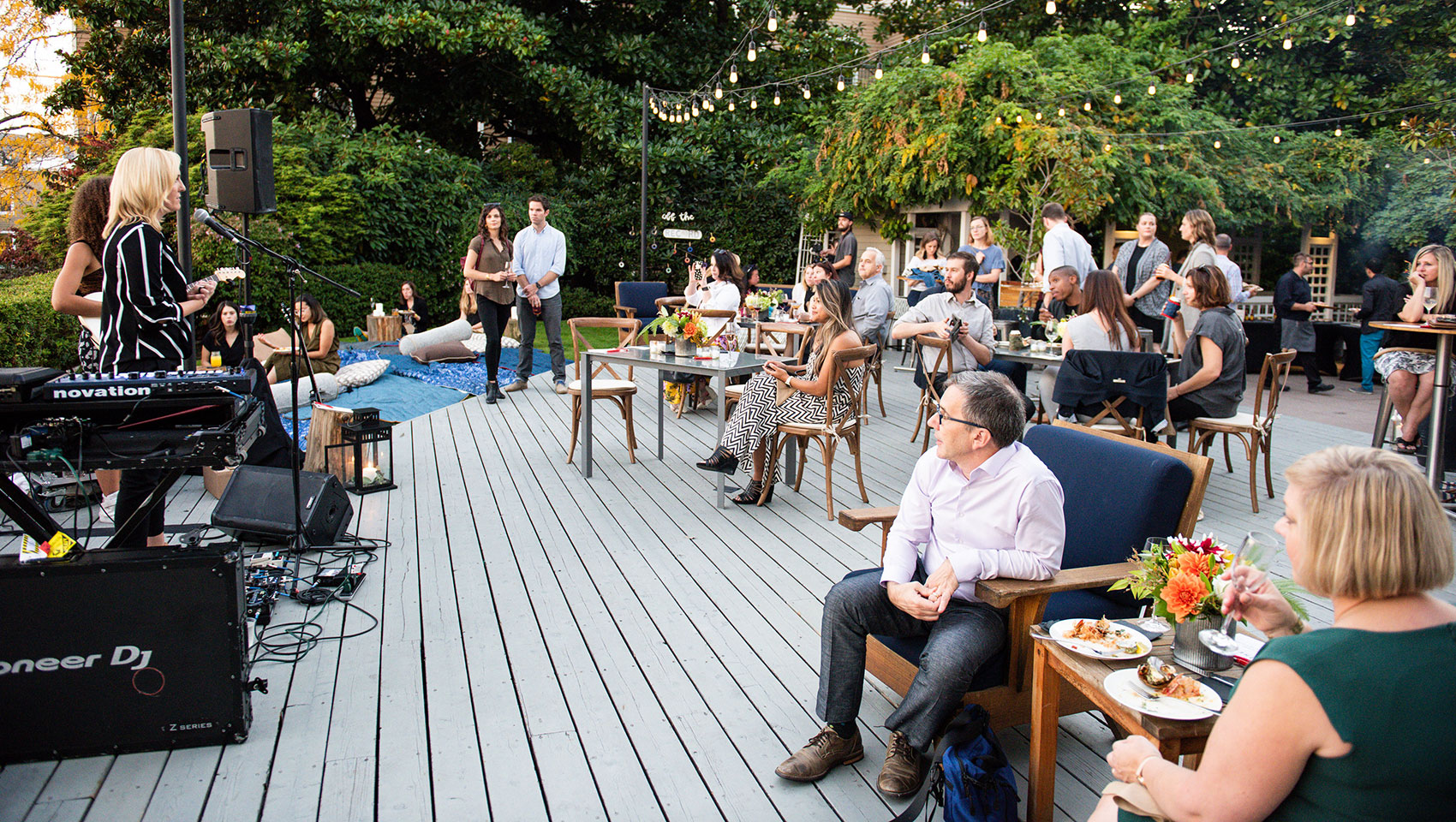 Kimpton RiverPlace Space - live music being played on outdoor patio